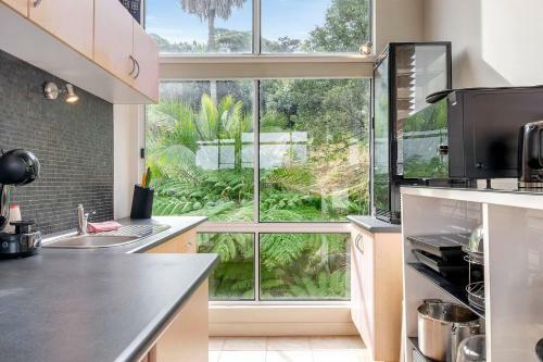 Stylish & Relaxed Lake Home // Narrabeen