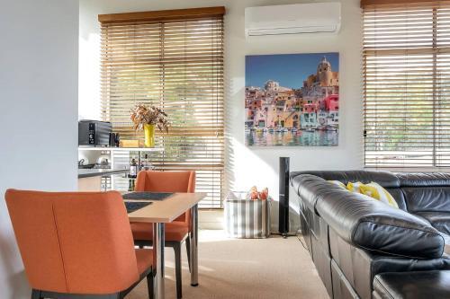Stylish & Relaxed Lake Home // Narrabeen