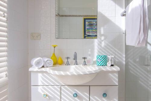 Stylish & Relaxed Lake Home // Narrabeen