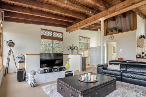 Stylish & Relaxed Lake Home // Narrabeen