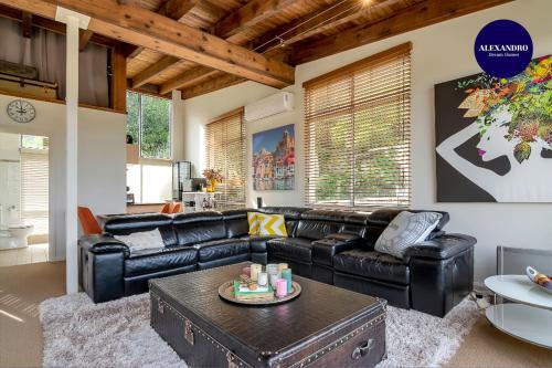 Stylish & Relaxed Lake Home // Narrabeen