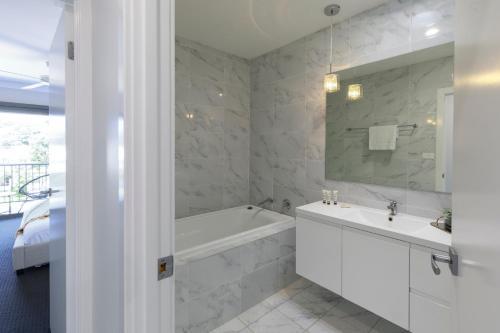 Beautiful Duplex // 3 Min To Beach