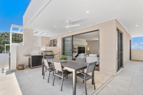 Luxe Home, Lift, Pool, Right In Town