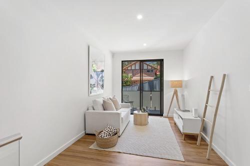 Luxe Home, Lift, Pool, Right In Town