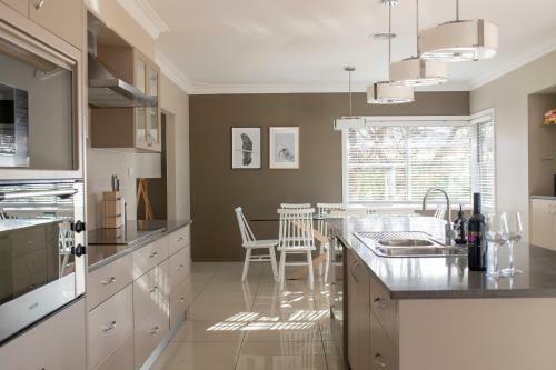 Sampson St, Large Stylish Cbd Home, Sleeps 11