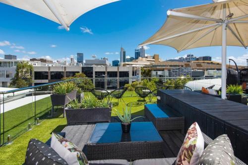 Restful Room In The City With Rooftop Terrace