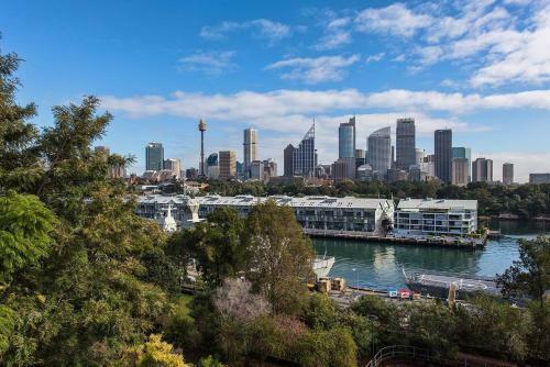 Sun-filled Apartment With Stunning Harbour Views H353