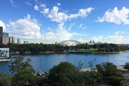 Sun-filled Apartment With Stunning Harbour Views H353