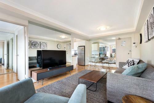 Darlinghurst Self-contained Modern One Bedroom Apartment (21 Crn)