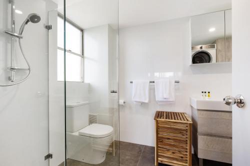 Darlinghurst Self-contained Modern One Bedroom Apartment (21 Crn)
