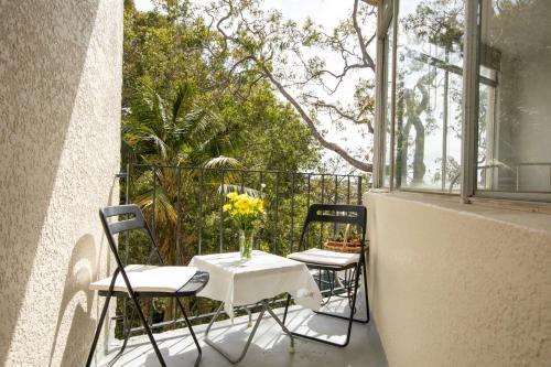 Apartamento Sunlit Studio In The Trees, Walk To The Beach