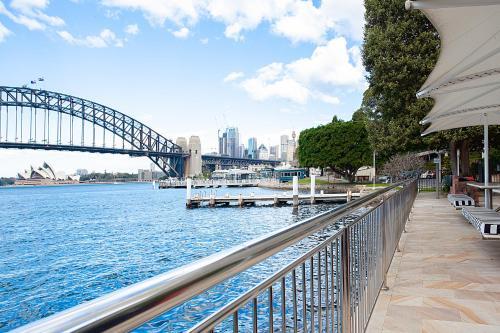 Cosy Harbourside Apartment With Bridge View Pool
