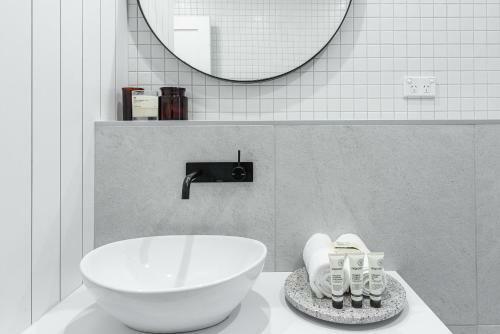 Modern Double Bay Apartment // 2 Min Walk To Beach