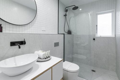 Modern Double Bay Apartment // 2 Min Walk To Beach