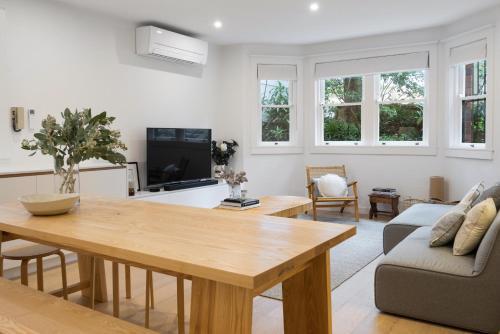 Modern Double Bay Apartment // 2 Min Walk To Beach