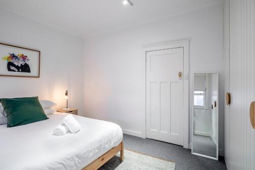 Modern Double Bay Apartment // 2 Min Walk To Beach