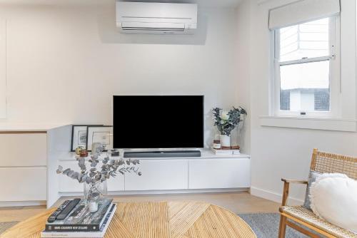 Modern Double Bay Apartment // 2 Min Walk To Beach