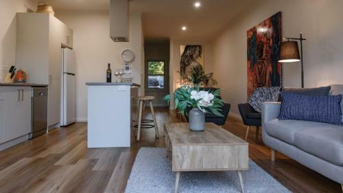 Trentham Central Villas - 6 Br / Ensuite / Sleeps 12