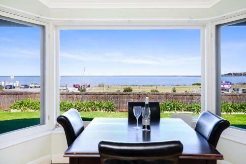 Victor Harbor Beachfront Bliss + Wifi