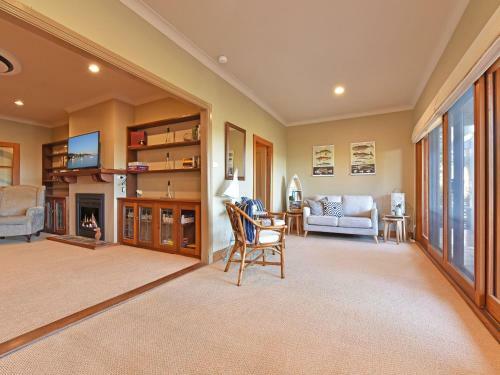 Wangi Waterfront Delight Estate - Waterfront Reserve Home