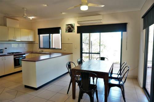 Ningaloo Breeze Villa 3 - 3 Bedroom Fully Self-contained Holiday Accommodation