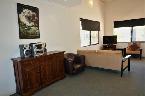 Ningaloo Breeze Villa 3 - 3 Bedroom Fully Self-contained Holiday Accommodation