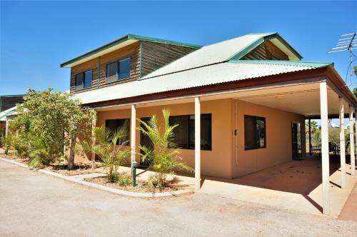 Ningaloo Breeze Villa 3 - 3 Bedroom Fully Self-contained Holiday Accommodation