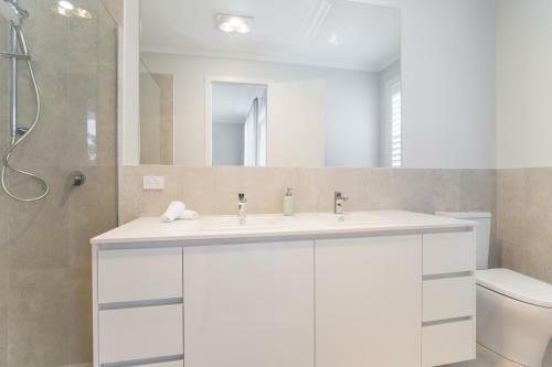 Wanda Waterfront Retreat - Beautiful Beach House