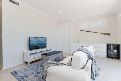 Wanda Waterfront Retreat - Beautiful Beach House