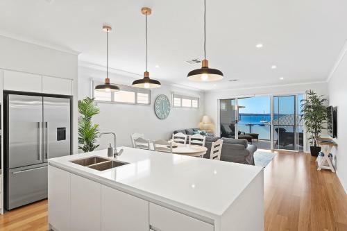 Wanda Waterfront Retreat - Beautiful Beach House
