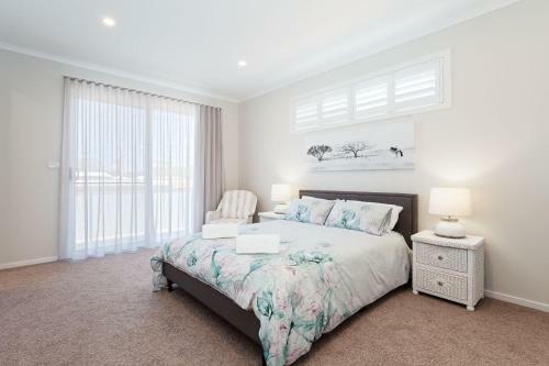Wanda Waterfront Retreat - Beautiful Beach House