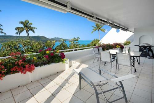 Bella Azure Two Bedroom Two Bathroom Spacious Ocean-view Apartment With Golf Buggy