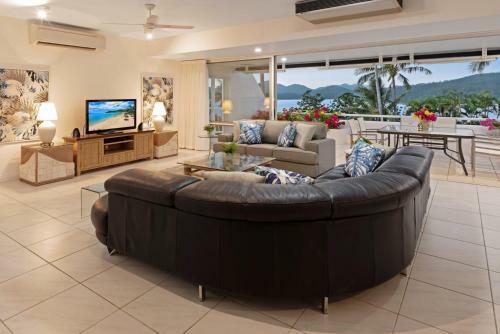 Bella Azure Two Bedroom Two Bathroom Spacious Ocean-view Apartment With Golf Buggy