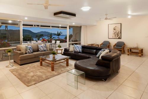 Bella Azure Two Bedroom Two Bathroom Spacious Ocean-view Apartment With Golf Buggy