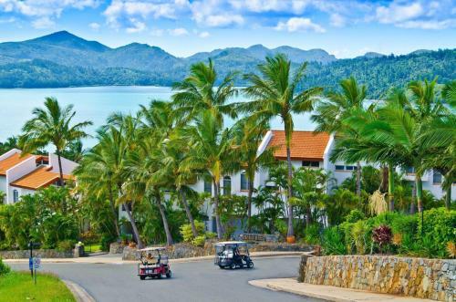 Bella Azure Two Bedroom Two Bathroom Spacious Ocean-view Apartment With Golf Buggy