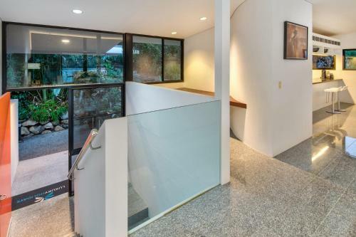 Waves 5 Luxury 3 Bedroom Breathtaking Ocean Views Central Location