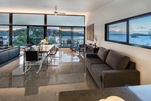 Waves 3 Luxury 3 Bedroom Endless Ocean Views Central Location + Buggy