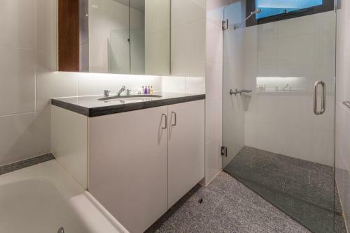 Waves 3 Luxury 3 Bedroom Endless Ocean Views Central Location + Buggy