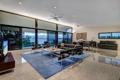 Waves 3 Luxury 3 Bedroom Endless Ocean Views Central Location + Buggy