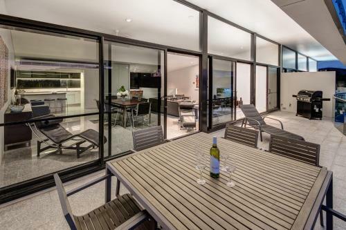 Waves 3 Luxury 3 Bedroom Endless Ocean Views Central Location + Buggy
