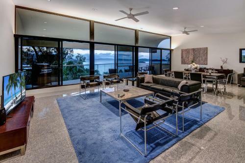 Waves 3 Luxury 3 Bedroom Endless Ocean Views Central Location + Buggy