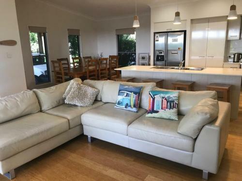 15 Esprit Drive - Rainbow Shores, Gorgeous, Modern Beach House