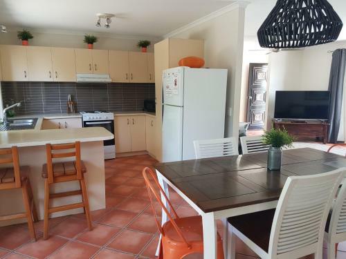 13 Coora Court - Sleeps 6, Pool, Air Con, Pets