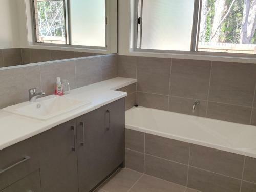 26 Satinwood Drive- Low Set Modern, Sleeps 8