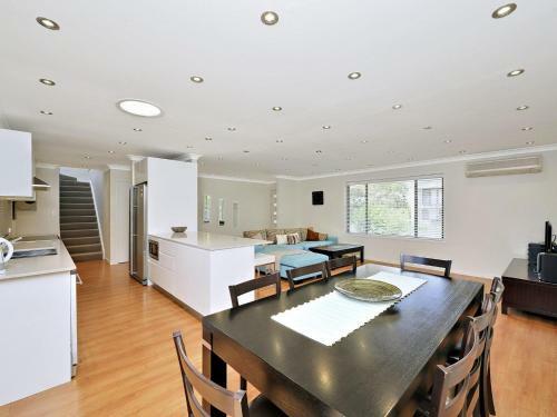 Beach House' 8 Mistral Close - Large House With Aircon
