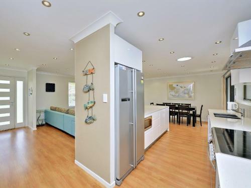 Beach House' 8 Mistral Close - Large House With Aircon