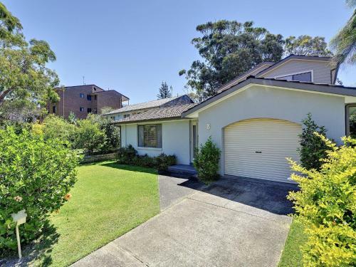 Beach House' 8 Mistral Close - Large House With Aircon