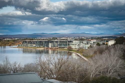 Beautiful Modern Lake View Apartment