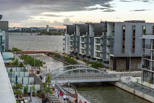 Beautiful Modern Lake View Apartment