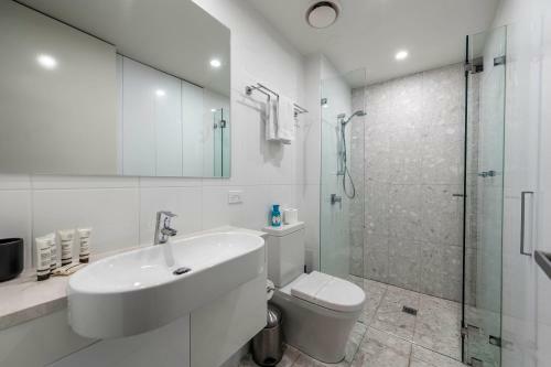 Beautiful Modern Lake View Apartment